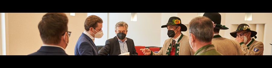 Bundeskanzler Sebastian Kurz und Vizekanzler Werner Kogler zu Besuch bei der Musikkapelle Pöllau